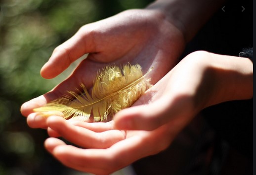 signification plume jaune ange