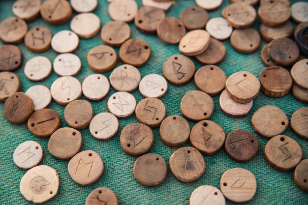 runes en bois