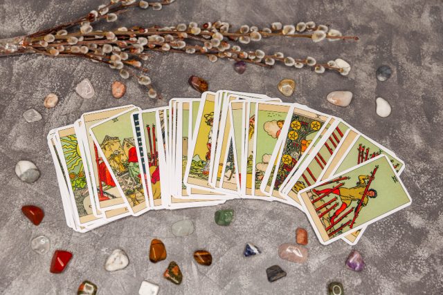 Nettoyer ses cartes de tarots divinatoires : les astuces efficaces