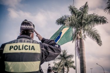 police traque la fausse voyante