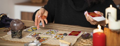Art divinatoire, cartes et pierres