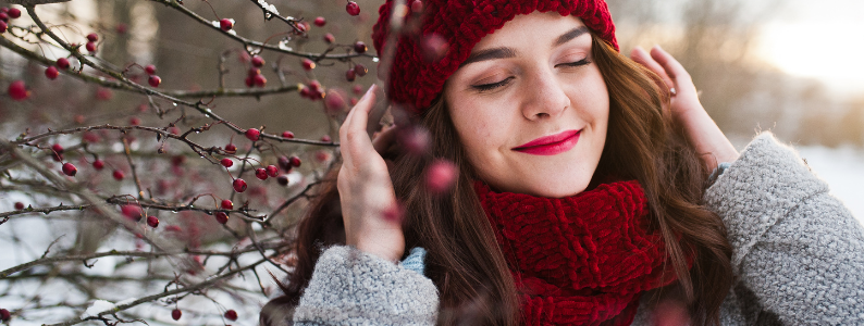 femme avec bonnet rouge