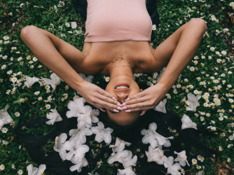 fille dans champ de fleurs