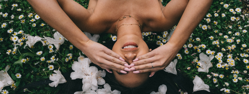 fille dans champ de fleurs