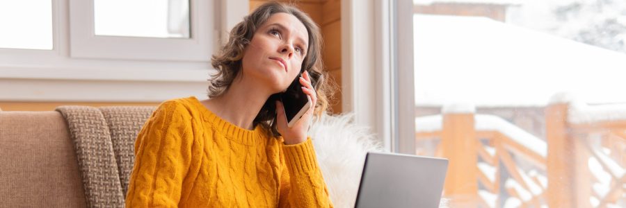 femme consultant par telephone et ordinateur