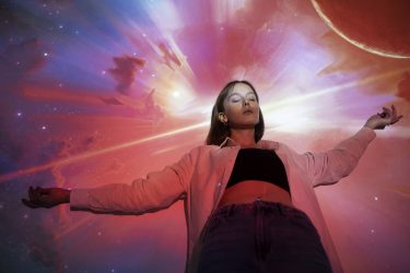 femme avec fond astral