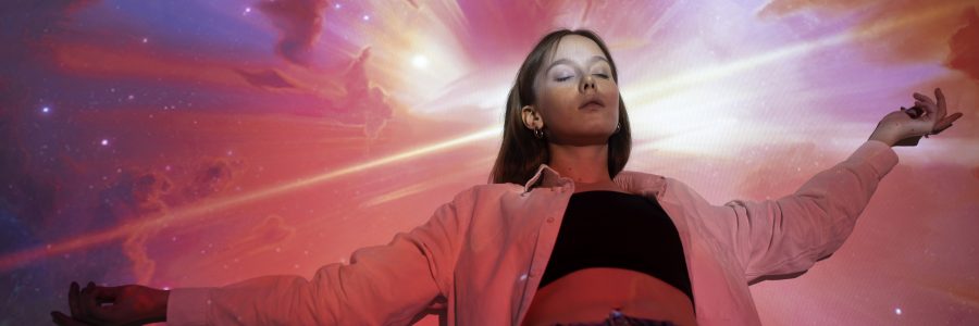 femme avec fond astral