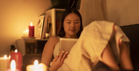 femme utilisant une tablette