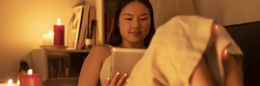 femme utilisant une tablette