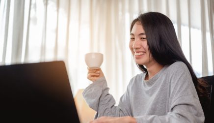 femme consultant par ordinateur