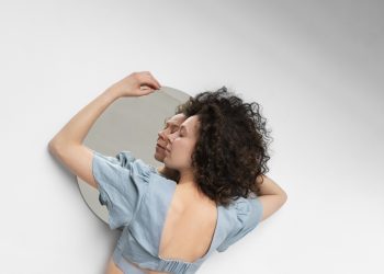 femme face à un miroir