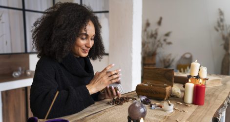 femme medium fait un tirage