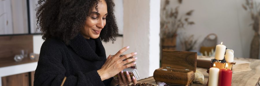 femme medium fait un tirage
