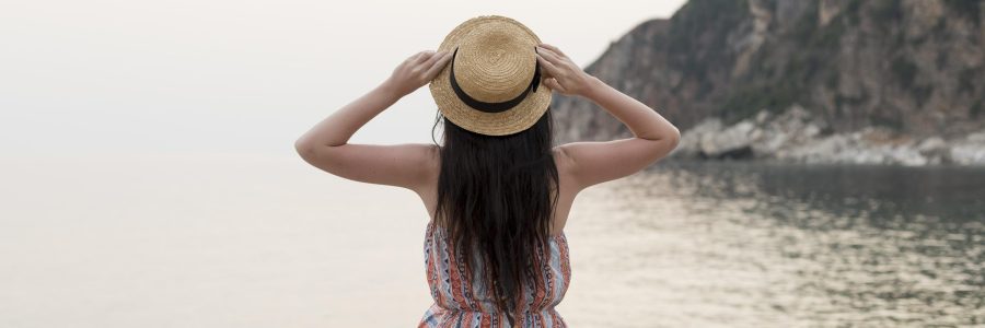 femme face à la mer