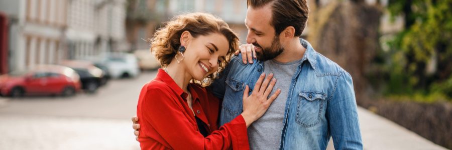 couple heureux dans la rue